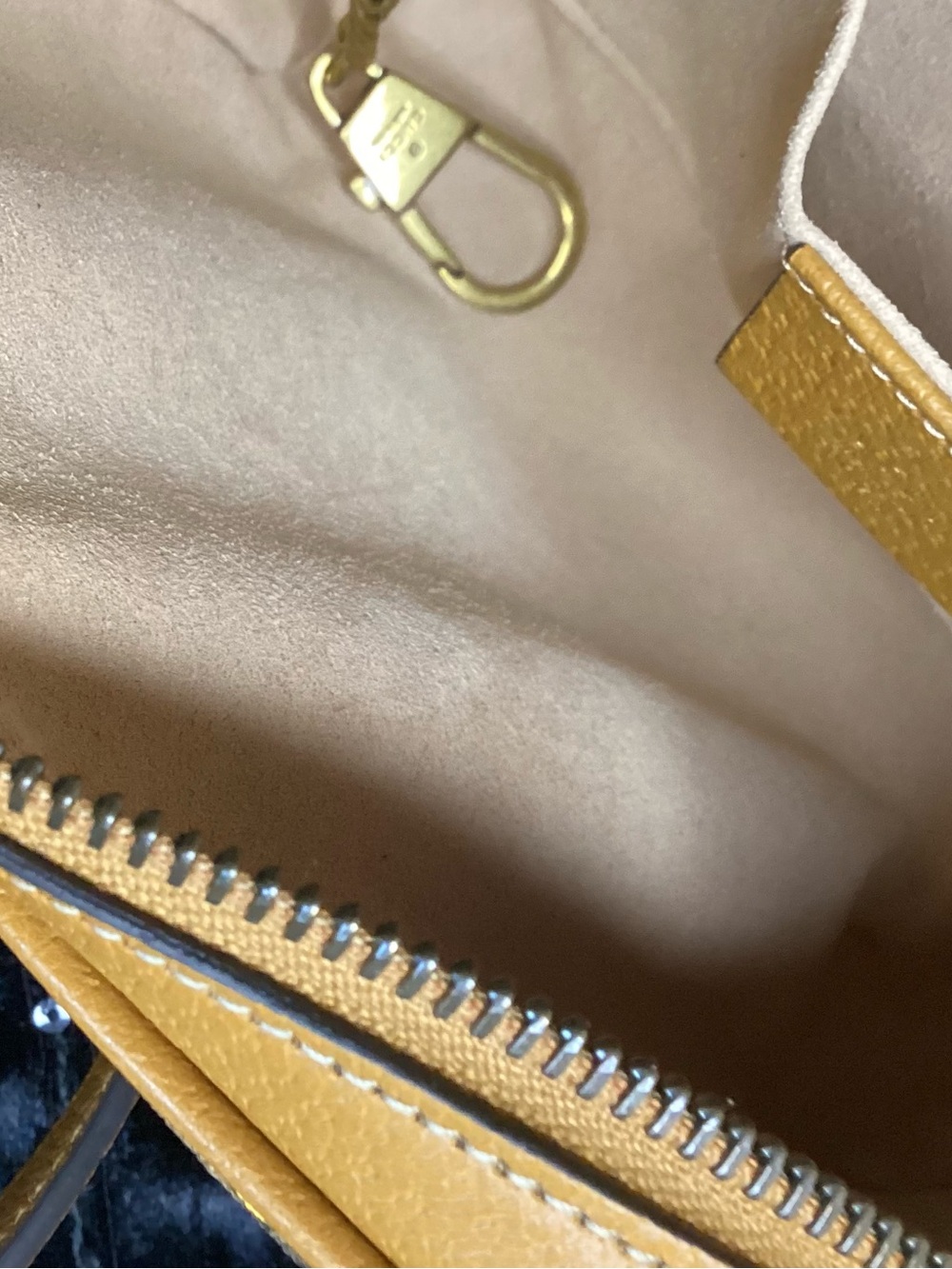 Disney x Gucci Mickey Mouse Crossbody Crossbody Camera Bag - Picture 10 of 16
